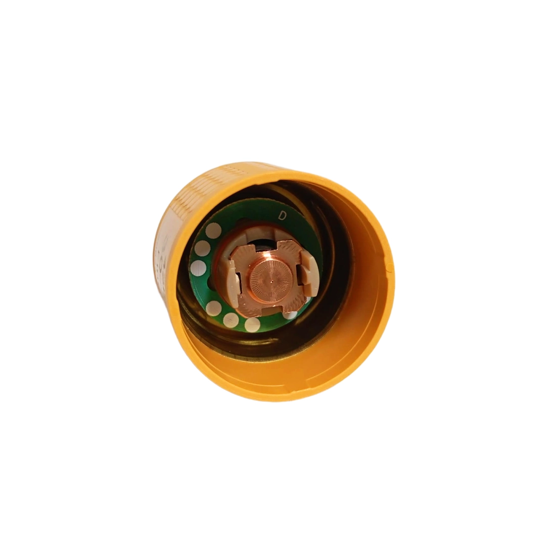 Vista posterior e interior del cartucho consumible Hypertherm SmartSYNC mostrando el chip RFID integrado
