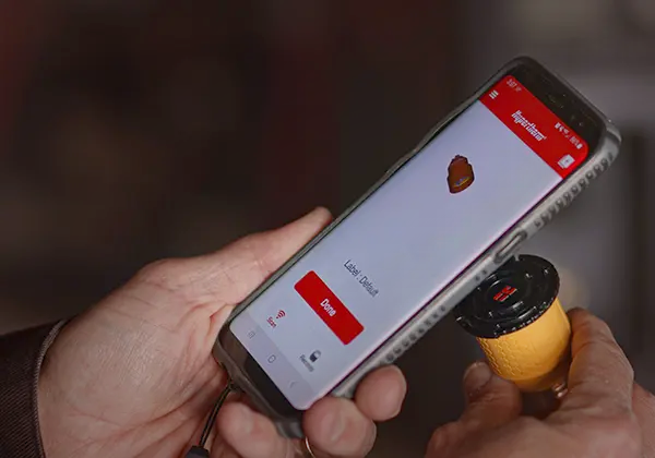 Escaneo de cartucho Hypertherm SmartSYNC mediante lector de cartuchos y aplicación móvil con smartphone